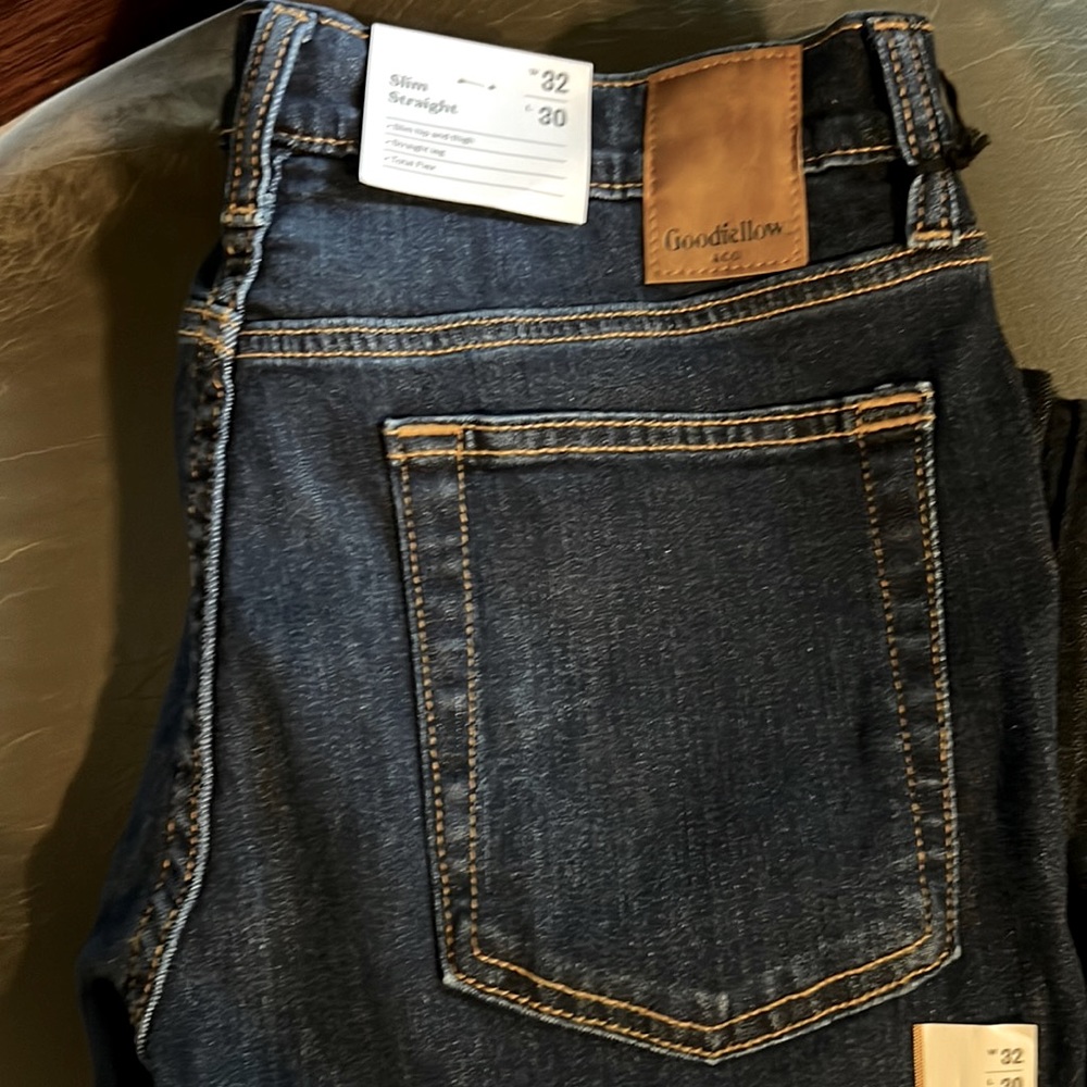 Men’s brand new never worn straight leg jeans in medium blue 32/30